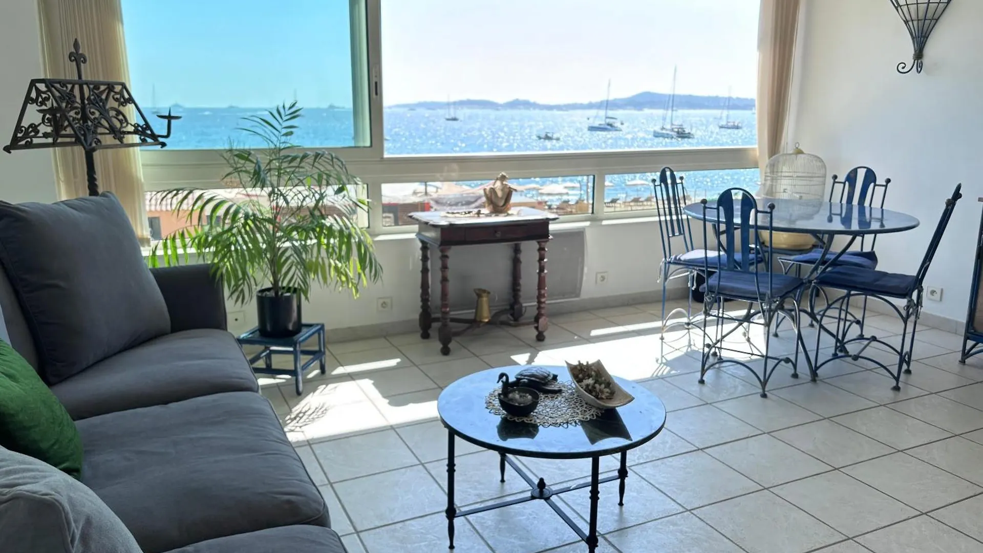 Apartment Appartement Front De Mer, Plage Vue Mer Grimaud